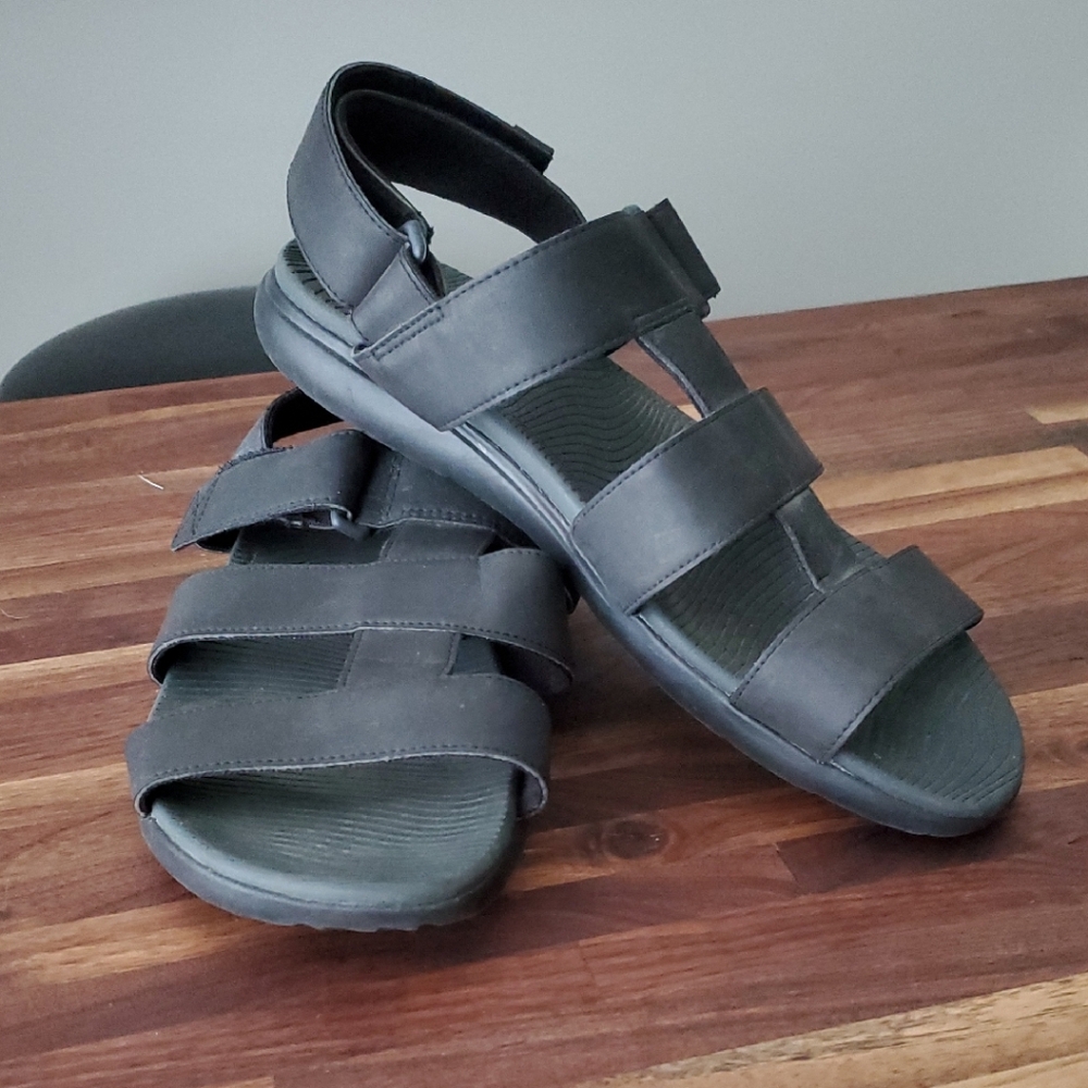 Fitflop Black Minimalist Sandals for Casual Comfort